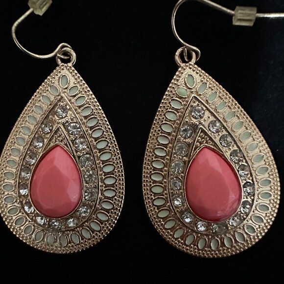 🧡🩷 ✨ Sparkly Gold Tone Pink/Coral & Green Stone Diamond Border Dangle Earrings - Picture 2 of 3